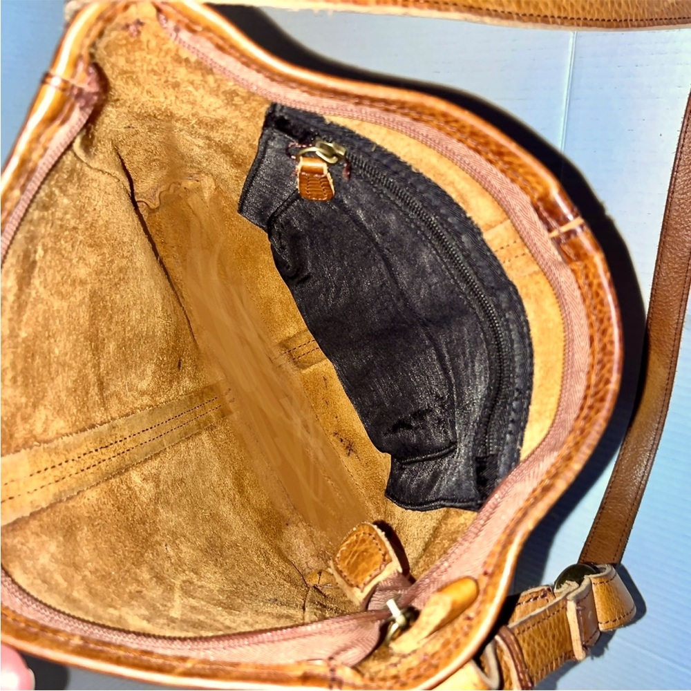Duluth Trading Co. Lifetime Leather Crossbody Bag - Picture 10 of 13